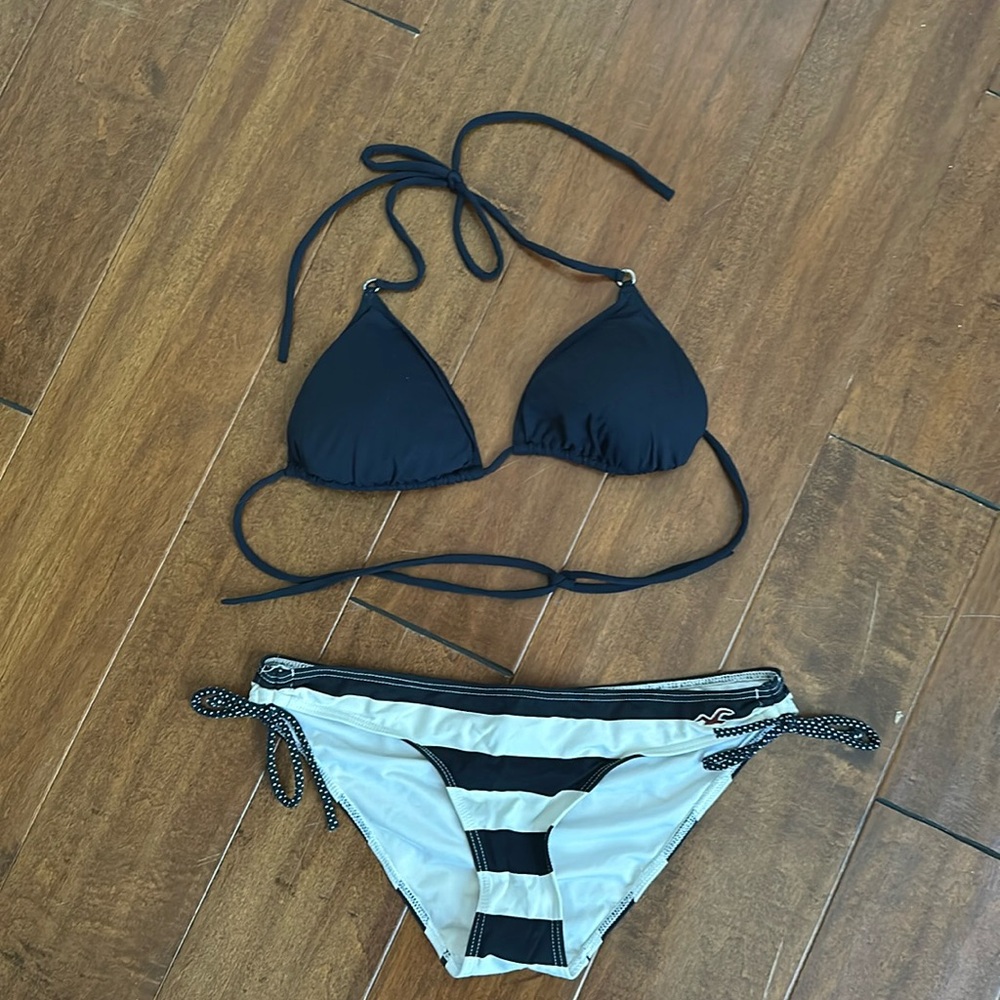 Size small women’s Hollister swimsuit set (top and bottoms) navy blue